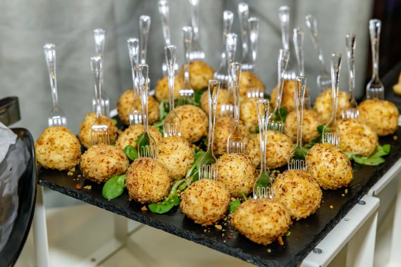 Pohovani zalogaji na kamenom platou — The Chef Fine Ketering