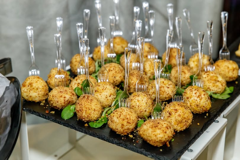Pohovani zalogaji sa rikolom na kamenom platou — The Chef Fine Ketering