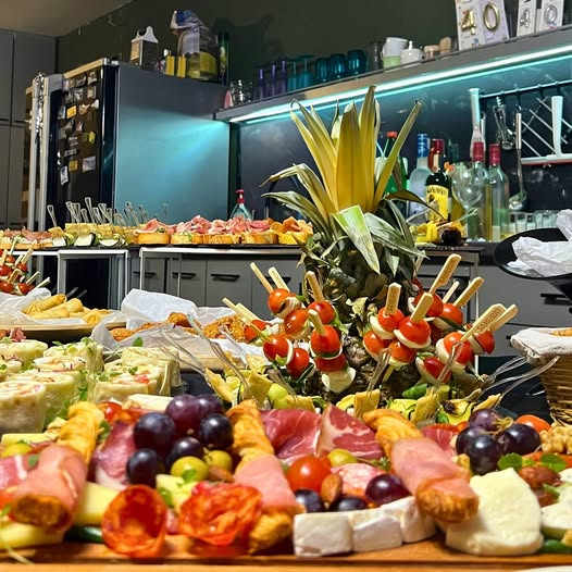 Plato sa suhomesnatim, sirevima, voćem i ražnjićima