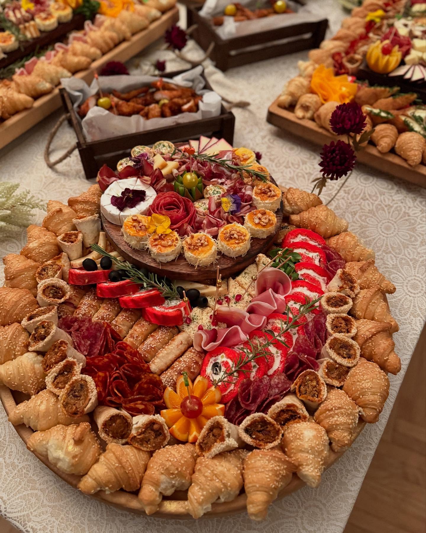 Veliki ovalni plato sa vencem mini kroasana, rolnicama i rozetom od salame
