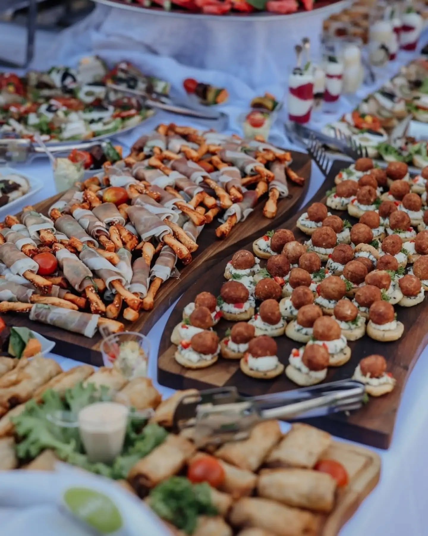Daske sa finger food zalogajima — Trpeza Ketering