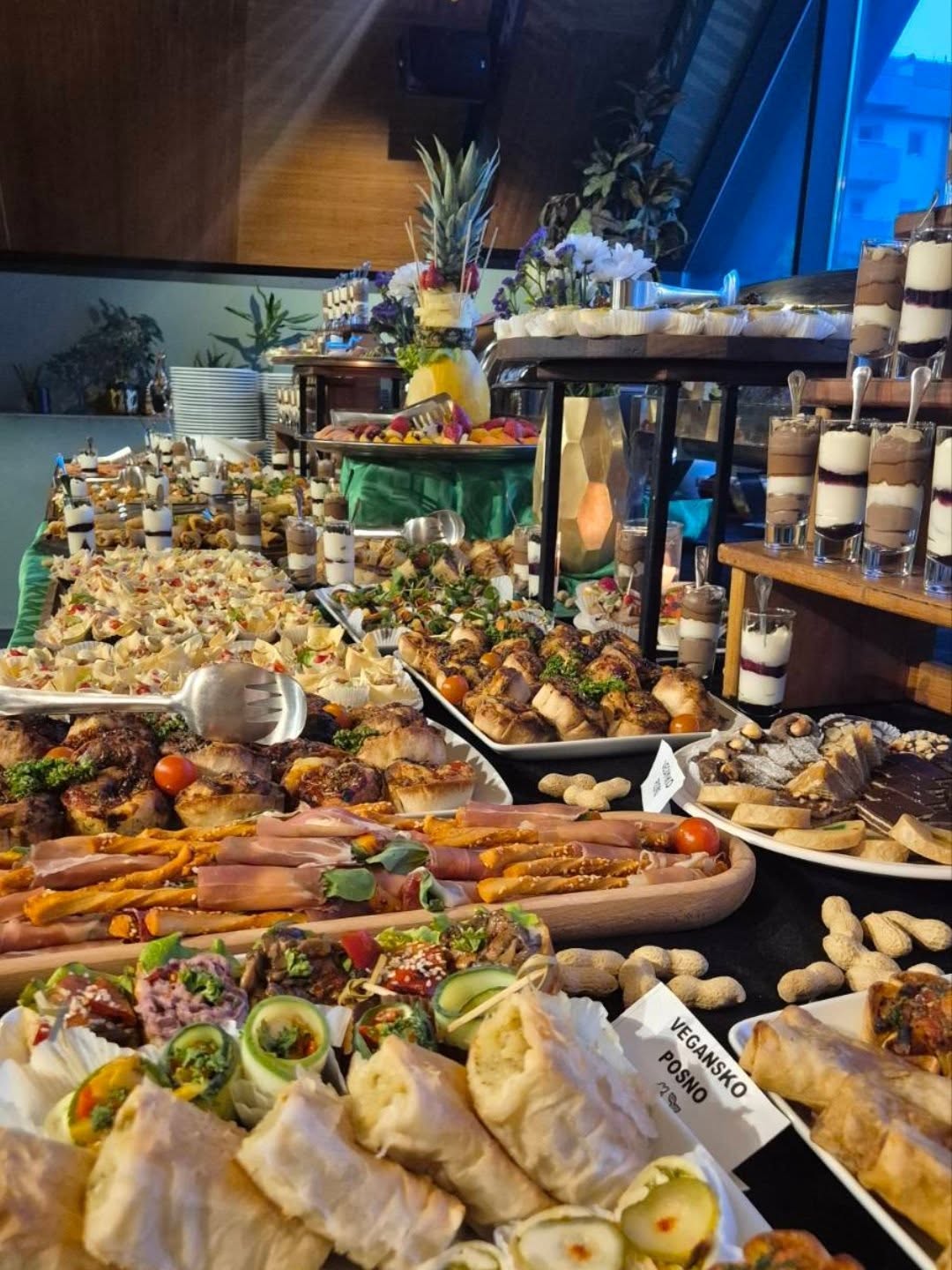Veliki švedski sto sa slanim i slatkim zalogajima i oznakom „vegansko/posno“