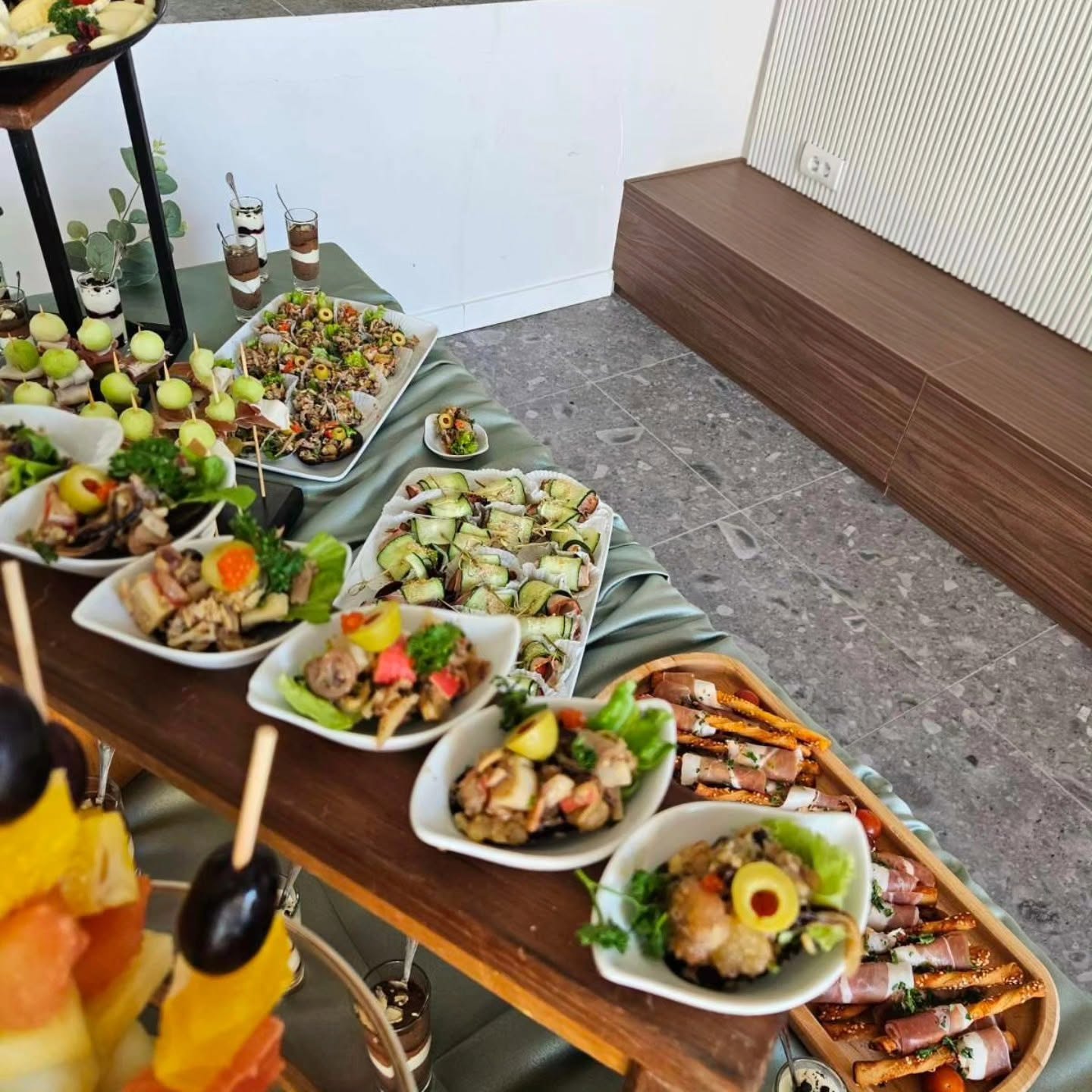 Zdelice sa salatama, rolnice od tikvica i grisini u pršutu