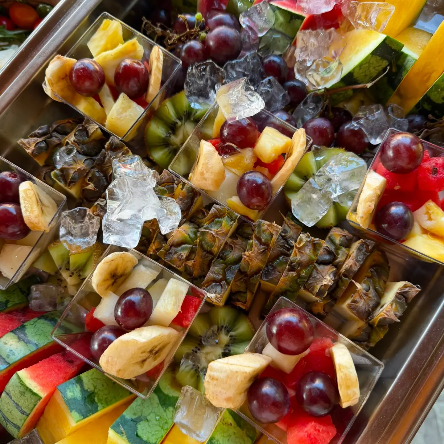 Voće u čašicama na ledu — ananas, lubenica, kivi i grožđe