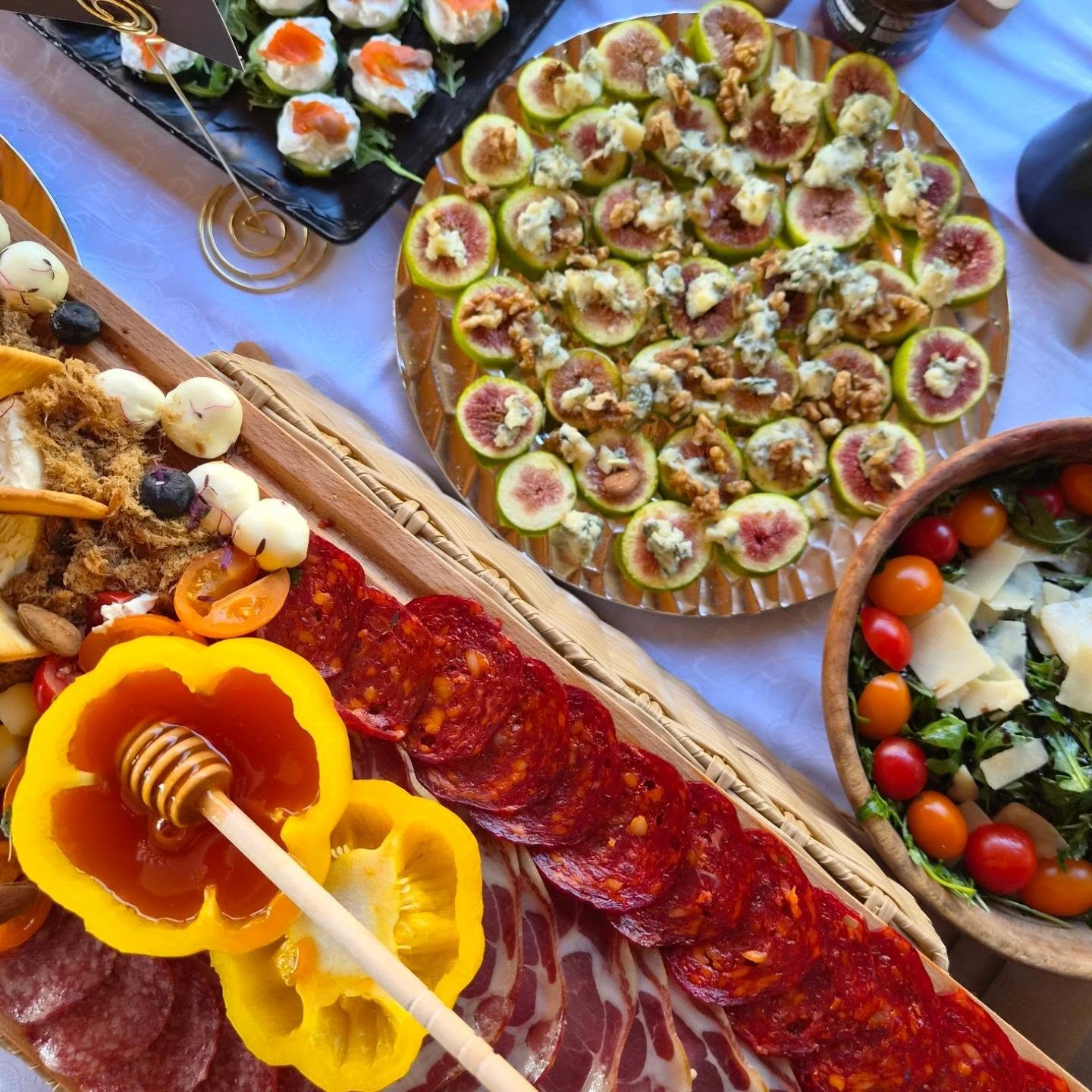 Daska sa suhomesnatim, medom u paprici i mocarelom, uz plato smokava sa gorgonzolom i salatu sa rukolom