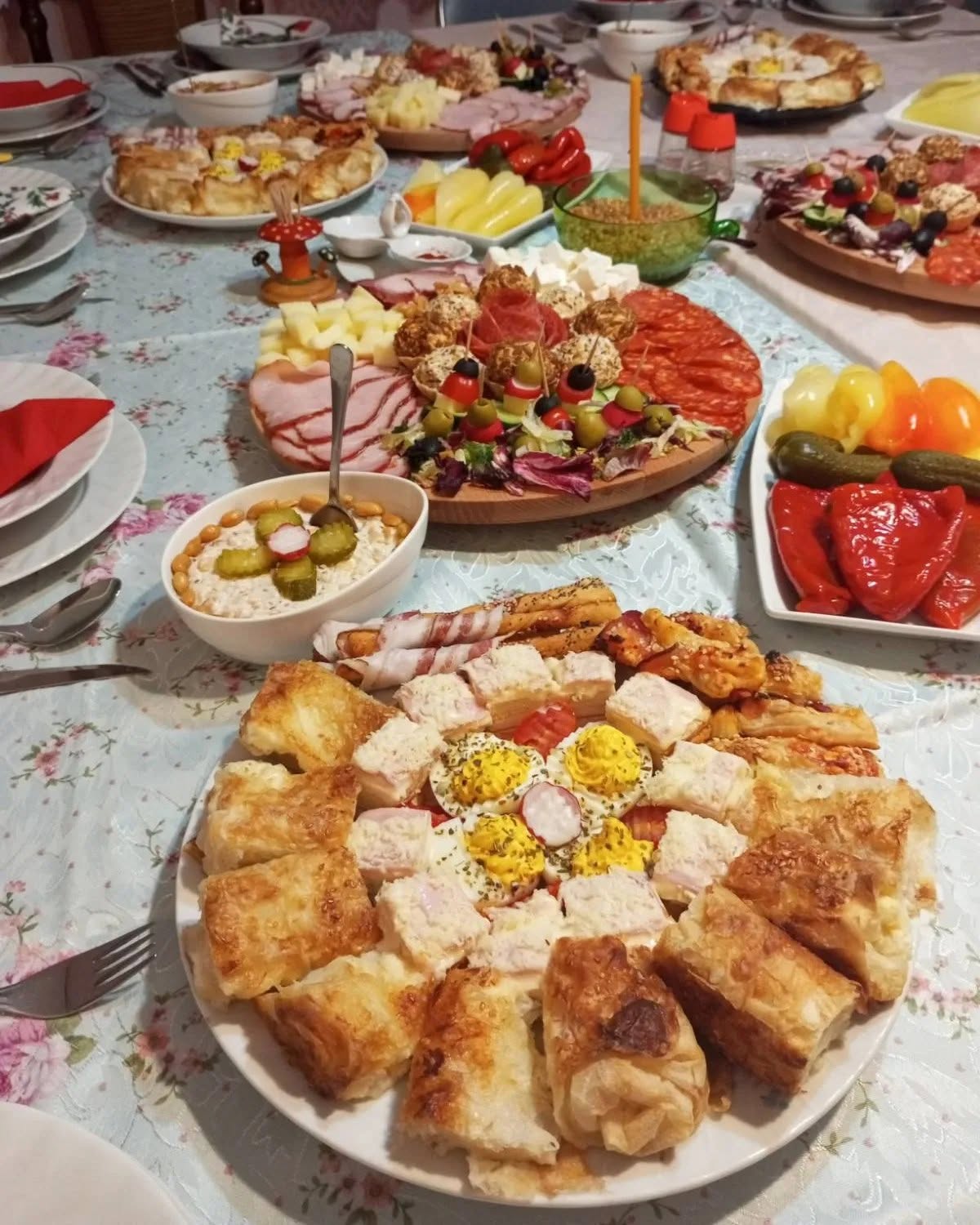 Slavska trpeza — pite i gibanica, hladni platoi, turšija i pečene paprike