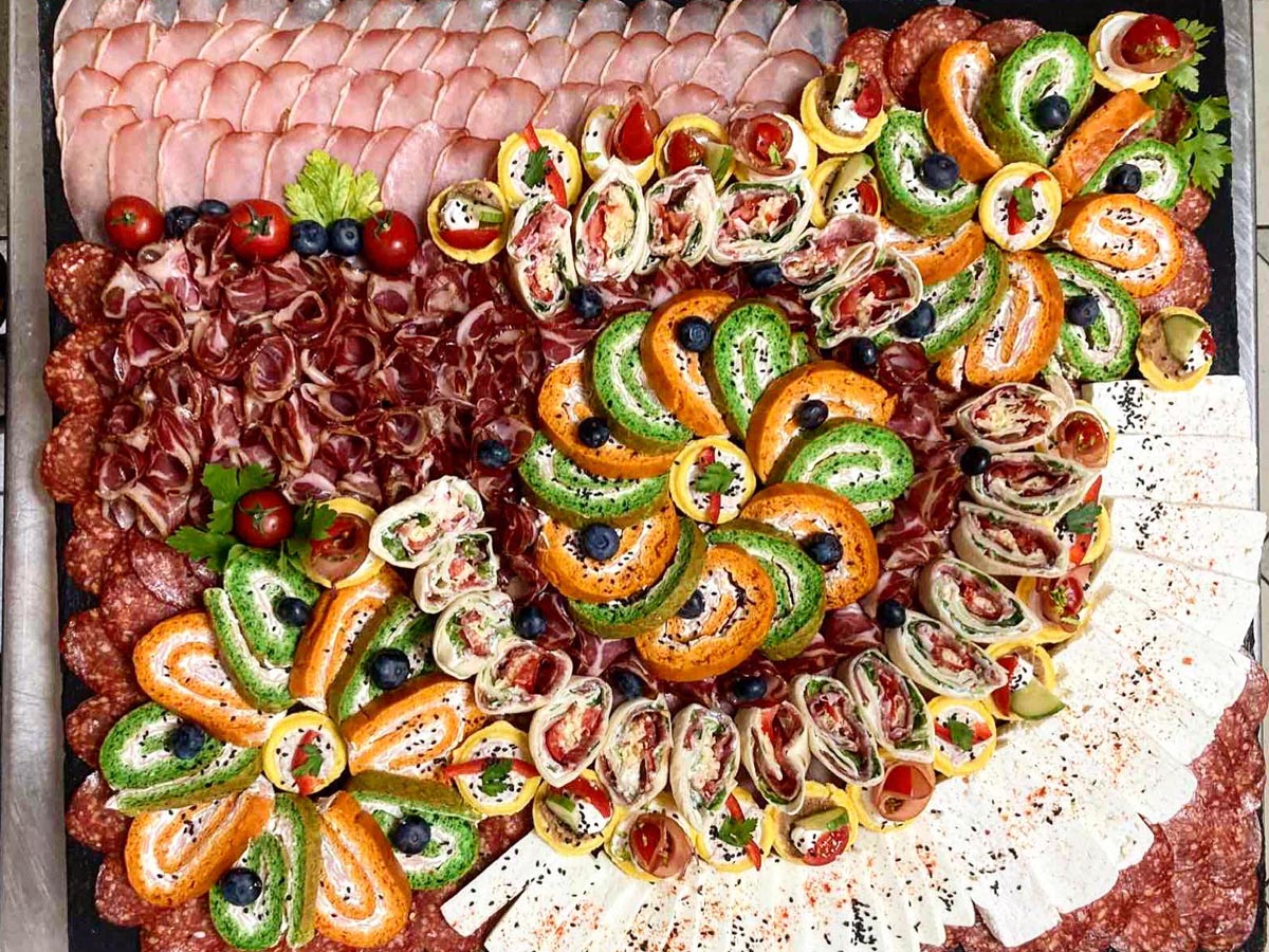 Plato sa pršutom, salamama, rolat rolnicama u boji i sirom