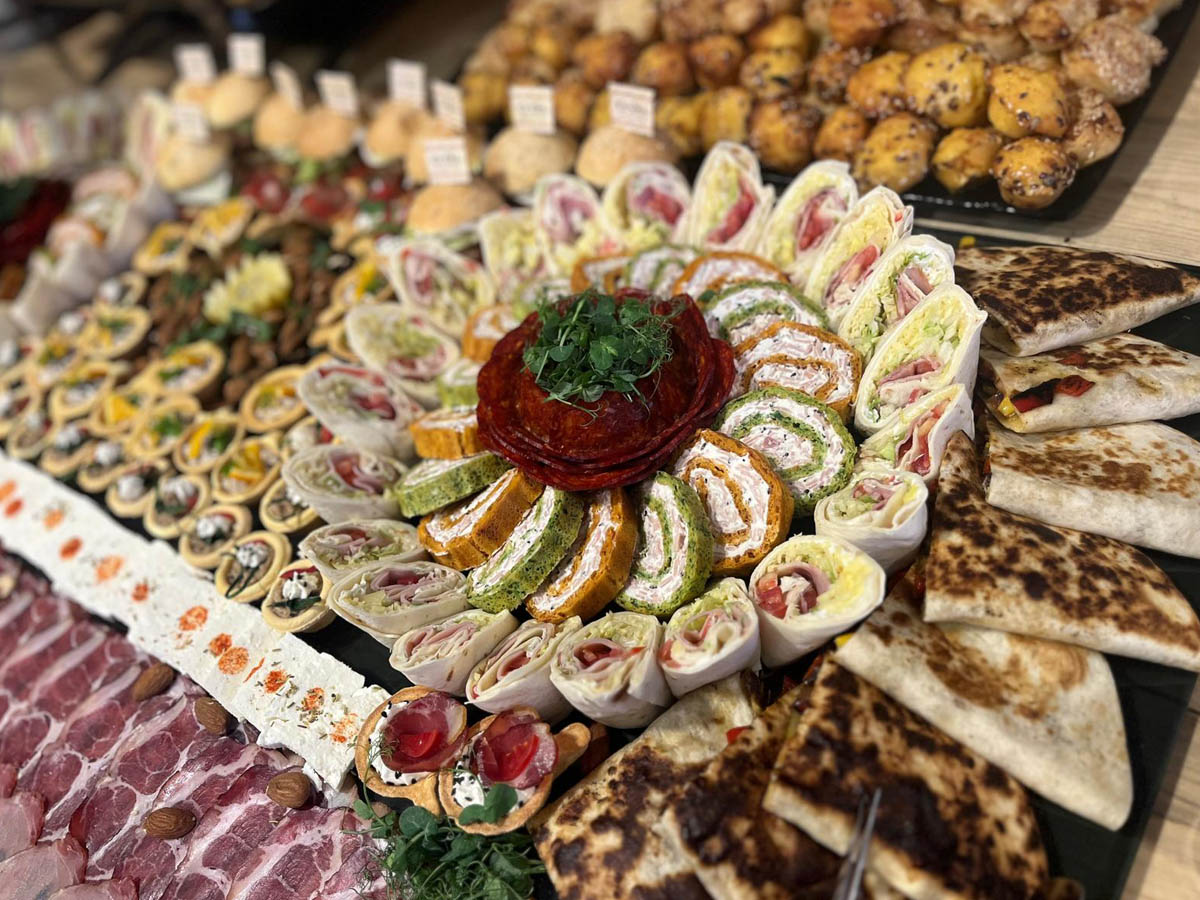 Rozeta od rolnica i tortilja zalogaja sa korpicama i pita trouglovima